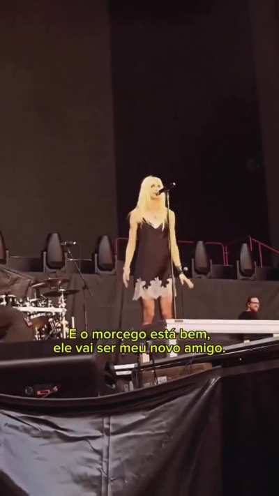 Taylor Momsen se fait mordre par une chauve souris pendant un concert &agrave; S&eacute;ville 