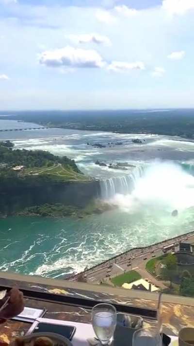 Это ресторанчик в Skylon Tower на Канадской стороне Ниагарского водопада. Сам водопад расположен в США, но видно его красивее из Канады. Ну вот и они и построили на своей стороне шпильку для туристов, а на вершине &mdash; ресторанчик, специально для этих целей.