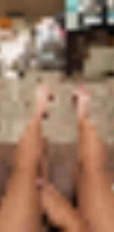 his toes 😢
