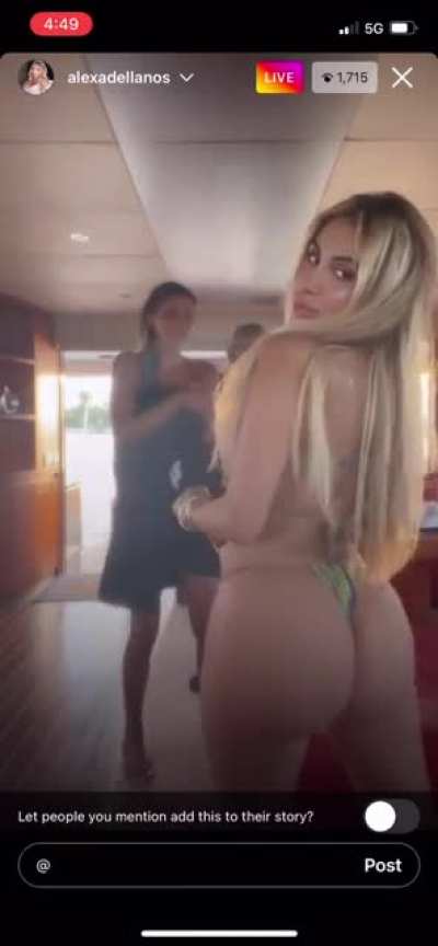 🍑 Alexas fat ass from live🔥 also if you record a live type an @ in comment but don’t send to turn off comments