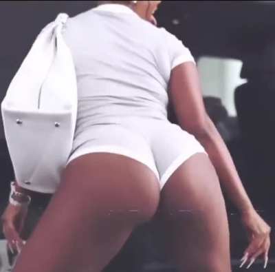 shaking her ass