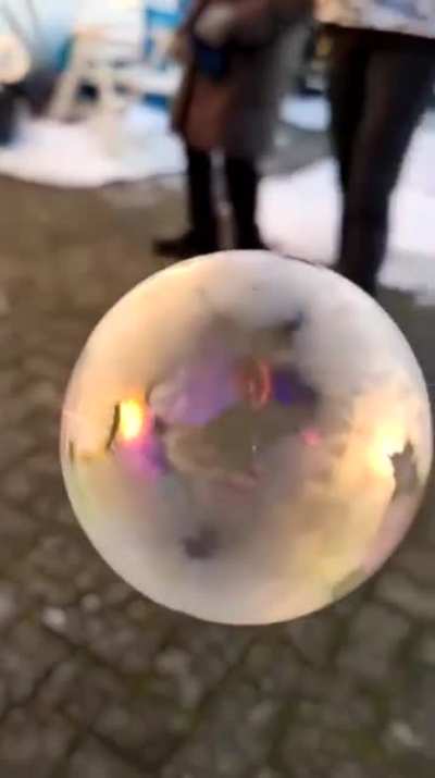 Uma bolha de sab&atilde;o congelando