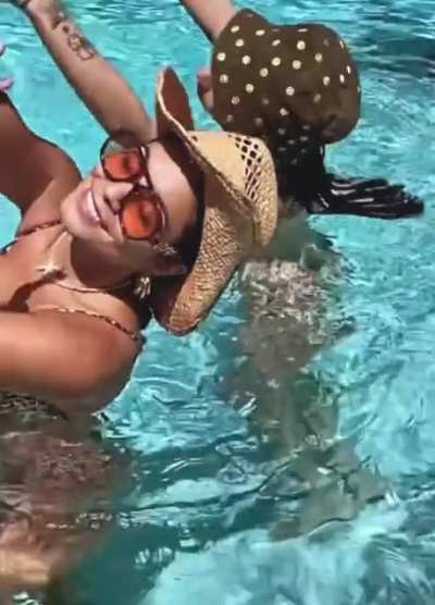 Sluts a&rsquo; swimmin