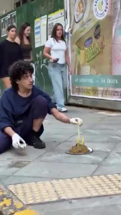 "Palermo" Este "artista" junt&oacute; caca de perro, le dio forma de torta, sopl&oacute; la velita y despu&eacute;s la pis&oacute; descalzo.