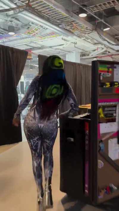 Damn dis 🍑 fine even when she's clumsy