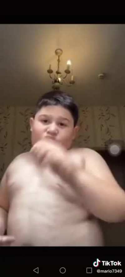 Why are kids this young even allowed to have internet? (scream warning)