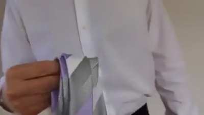 How to knot a tie