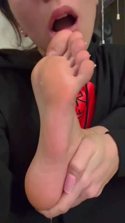 The way that spit trickled down tho 🤤