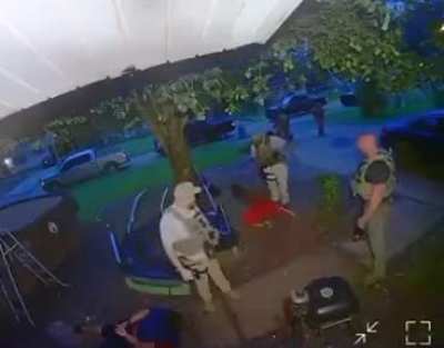 US Marshall jacks handcuffed suspect in the face