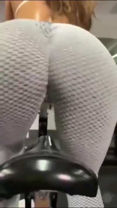 eiza Gonz&aacute;lez moviendo su culote