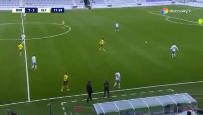 Danish Superliga - Coach plays the throw-in &amp;amp; no body seems to notice or care.