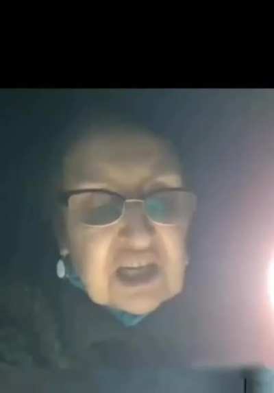 &laquo;Как будто кошку давят&raquo;: бабулька с безупречным произношением английского стала звездой соцсетей.

Девушка искала репетитора для сына и наткнулась на объявление пенсионерки &mdash; небольшой фрагмент с урока попал в сеть и всего за сутки набрал миллионы просмот