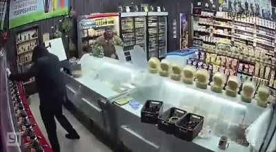 Robber doesn&rsquo;t enjoy pepper spray during shitty robbery attempt