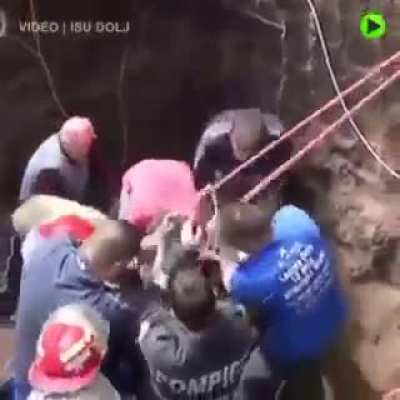 13-ти летний пацан вызвался спуститься в трубу, в которую упал и застрял там другой 3-х летний мальчик. Дело было в Румынии. Херо!