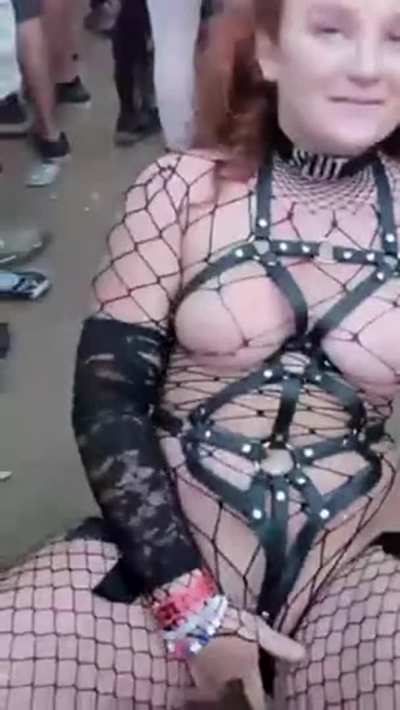 Festival girl gets fingering from behind and carry on getting herself off in the middle of a crowd