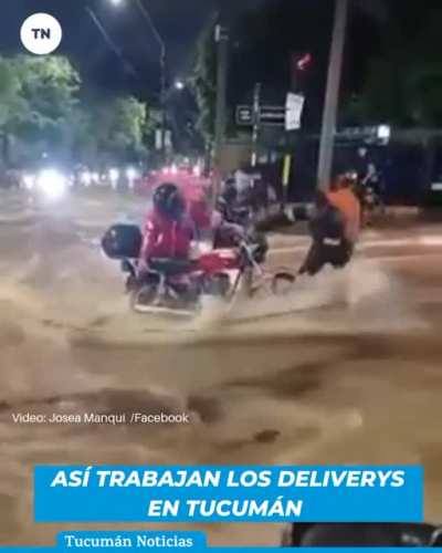 Un delivery y su moto son arrastrados por el agua luego de la intensa lluvia (Tucumán)