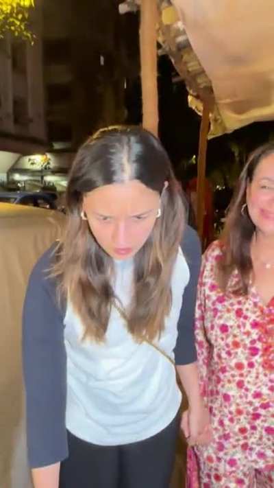 Such a CUTIE 🥰 Alia Bhatt is all heart as she picks up paparazzi&rsquo;s slipper and gives it back to concerned photog as we click her with mom and sister post dinner in Mumbai #ManavManglani