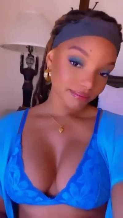 Blue look so good on her😍