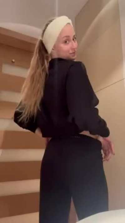 [reveal] just wanted to show you whats hiding under my jacket :)