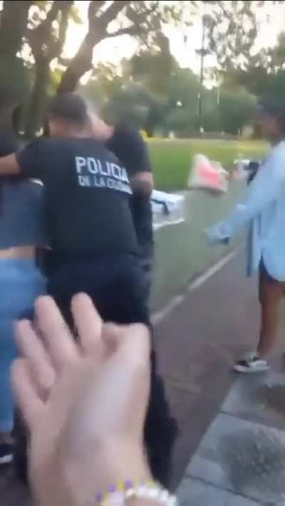 Tensa situaci&oacute;n en Parque Avellaneda cuando un efectivo policial intent&oacute; incautar la mercader&iacute;a de una vendedora