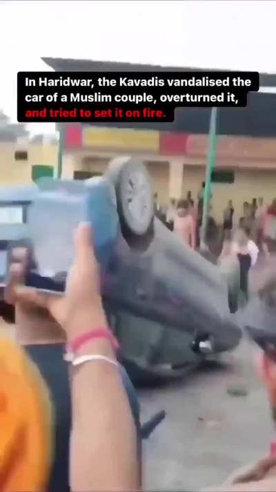 Hindutva mob surrounds &amp; then overturns a car with a Muslim couple inside it