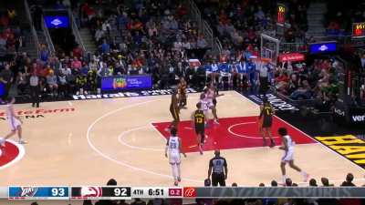[Highlight] Josh Giddey hits the logo 3 to beat the shot clock buzzer