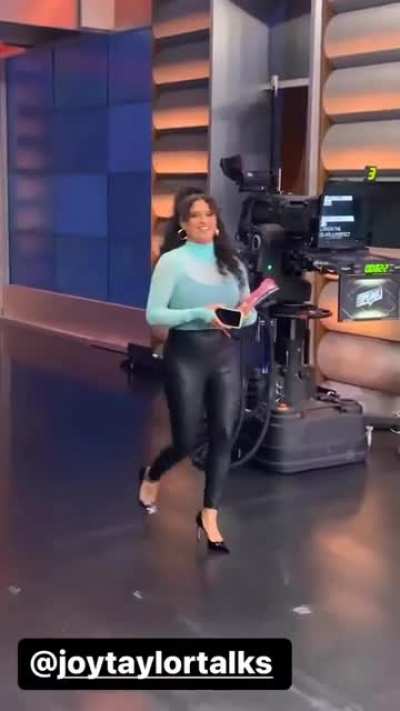 Lady J steps in the building. the leather pants......Oohwee!🥵🥵🥵