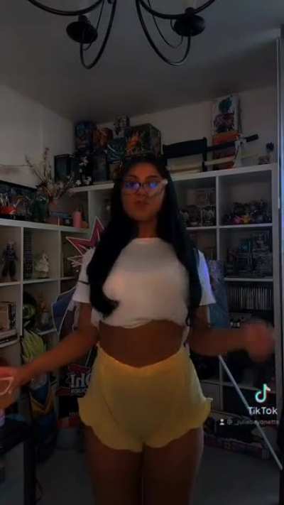Julia on aper&ccedil;oit sa culotte