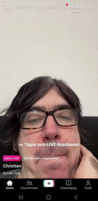 Die "P&auml;dophile Transe" ist zur&uuml;ck in Form von TikTok. Sein Content besteht gr&ouml;&szlig;tenteils darin, seine Follower zu Gr&uuml;&szlig;en(je nachdem, wer ihm etwas an Geschenken verschickt) hat, aber anhand seines Intellekt erkennt man seine "Leichte Geistige Behinderung" 
