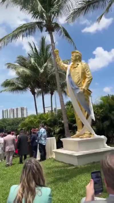 MAGA Evangelical Leaders Gather in Mar-a-Lago to Bless and Dedicate a Gold Statue to Donald Trump