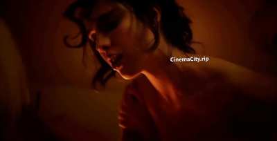 Margaret Qualley &amp;amp; Aubrey Plaza Lesbian Sex (Honey Don't 2025)