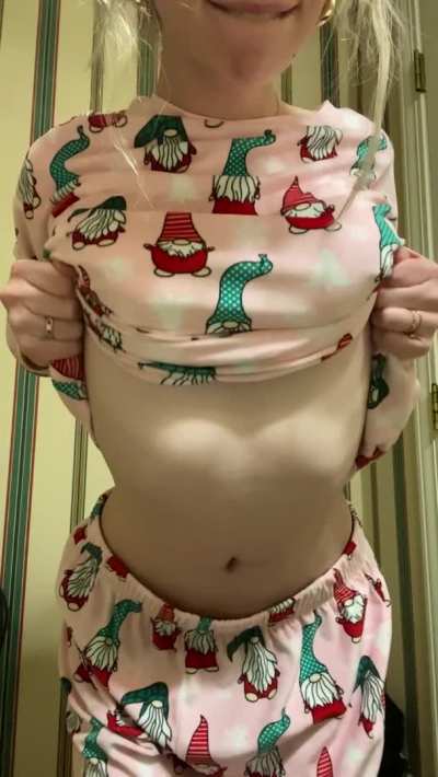 Had to sneak off while everyone&rsquo;s watching a Christmas movie to give you a little holiday cheer [drop]