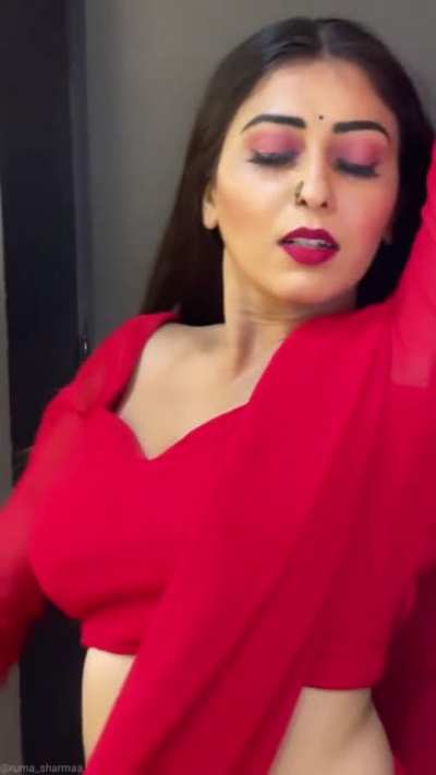instagram ki s&atilde;st&iacute; &pi;&acirc;ńdi Ruma Sharma customers k lye mujra krti hui