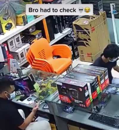 What is this dude doin🤦&zwj;♂️