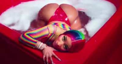 Twerking her big juicy ass