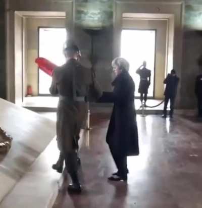 Bu videoyu dhaa önce görmüş veya belki de buraya atılmış olabilir lakin hüzünlenmemden mütevellit atmak istedim. Nasil bu hale geldik bilen biri anlatsın