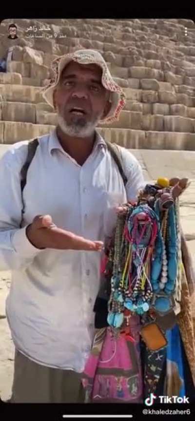 الراجل الجميل ده اتكلم ٨ لغات فالفيديو