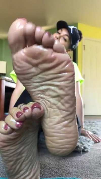 D33d33 oiled feet 💦💦