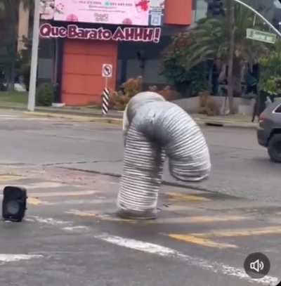 Guy dresses as a pipe and dances during red light