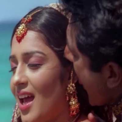 Nikita Thukral hot expression when navel enjoyed by sarath kumar