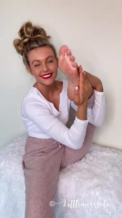 Would you get cozy in your PJ&rsquo;s have a lazy day, listen to some good music with me and massage or worship my feet? 👣