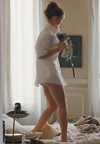 Emma Watson flashing some ass cheek.