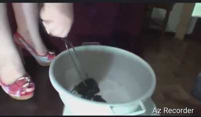 Fl&aacute;via BBW, mercilessly crushes the crab, wearing high heels.
