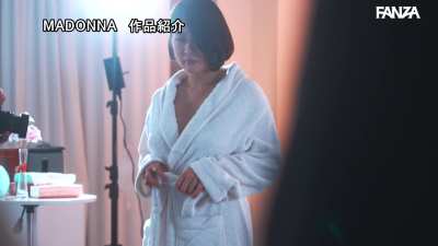 "I keep reminding myself that modeling nude was my husband's bad idea, not mine!" ... Yuri Oshikawa in JUQ-886