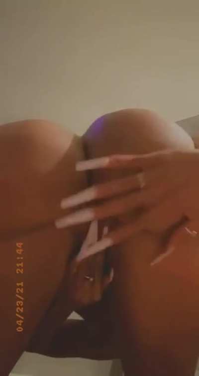 Who is she 🍑🍑
