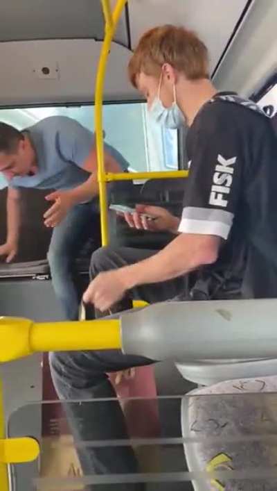 Conrinthiano explicando pra gringo que mascaras s&atilde;o obrigat&oacute;rias.