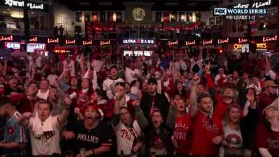 [Highlight] Reaction to Kyle Schwarber's second near-HR as seen at the watch party in Philadelphia