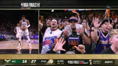 [Highlight] Phoenix Suns fan shows off his assets during Antetokounmpo's free throws