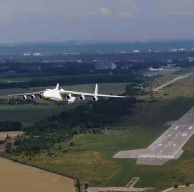 Great view of an Antonov AN-225 "MRIYA" taking off.