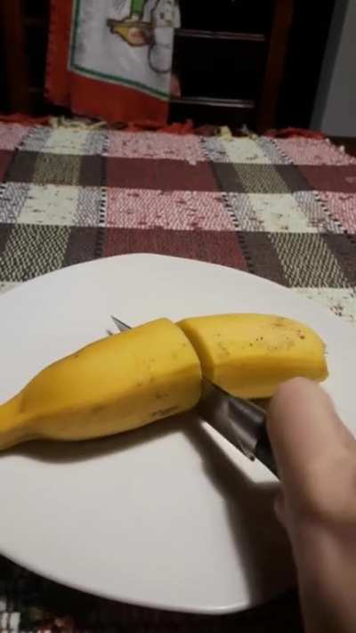 This is a regular banana, not a hyper realistic cake
